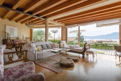 Image de Villa vue élégante magnifique près du lac avec terrasse piscine et jardin