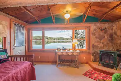 Image de Chalet Loon toutes saisons sur le lac Colby à Saranac Lake