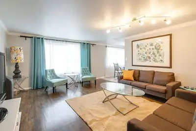 Image de Belle maison d'inspiration moderne du milieu du siècle avec 3 chambres