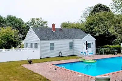 Image de Southampton Village Cottage Soh Backyard Paradise 20 x 40 Htd Piscine