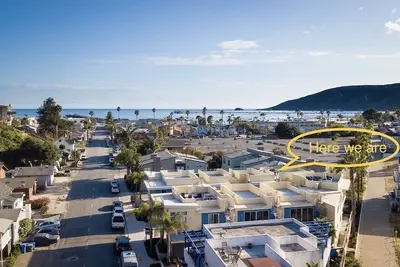 Image de Luxueux condo Avila Beach, terrasse sur le toit, canapé, chauffage, foyer et bain à remous.