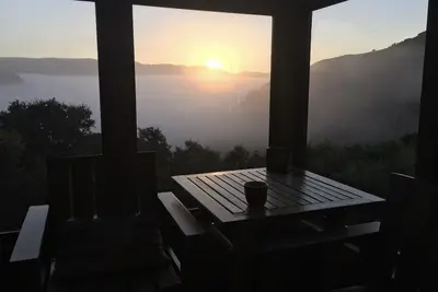 Image de Superbe cabane dans un arbre isolé avec des vues spectaculaires