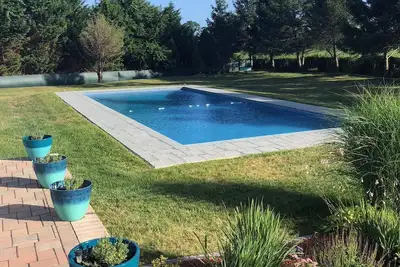 Image de Sunny Breezy Beach House avec une immense piscine surplombant les champs