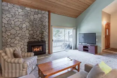 Image de Condo moderne chaleureusement décoré avec accès par navette et vue sur la montagne