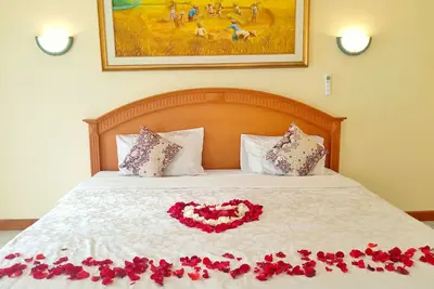 Chambre Super King avec bain à remous, vue sur le jardin dans le centre de Bali