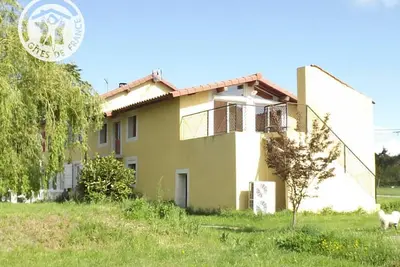 Image de Gîte rustique avec terrasse et grand jardin, calme absolu, animaux acceptés, idéal pour se ressourcer.