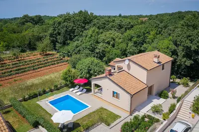 Image de Magnifique maison Ă Tinjan avec WiFi