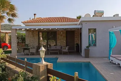 Image de Bénéficiant d'un jardin, d'une piscine extérieure et d'une vue sur la mer, la villa Elena est située à Kissamos.