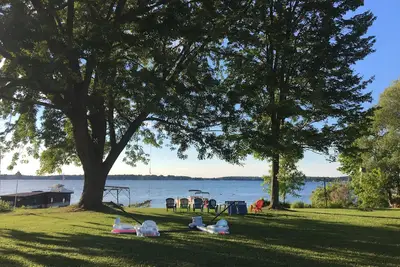 Image de Grand chalet avec vue sur l'eau ouverte du canal de navigation!