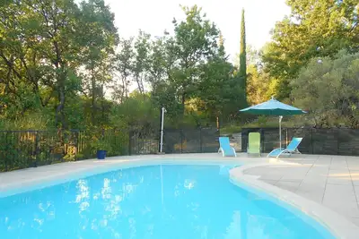 Image de Un havre de paix Ă l'ombre des chĂŞnes. Deux chambres, clim, piscine, terrasse