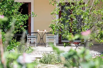 Image de Maison familiale avec vue sur le jardin ensoleillé