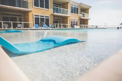 Image de Condo de luxe face à la baie 1 pâté de maisons de la plage, accès piscine, tout neuf