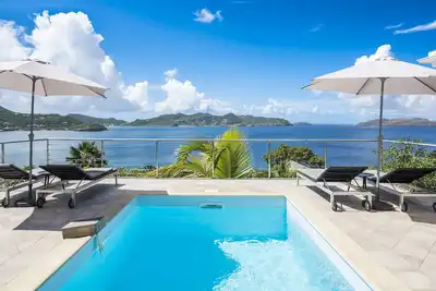 Image de Vues magnifiques sur l'océan, piscine privée, solarium avec chaises longues, Wifi gratuit, Ac