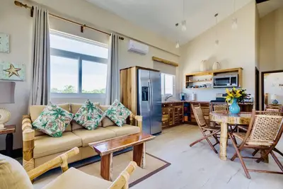 Image de Suite de luxe en bord de mer avec bar dans la piscine