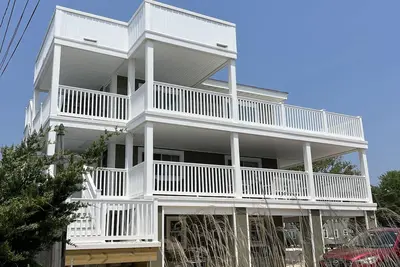 Image de 2019 entièrement rénové 3br, 7e maison de la plage