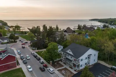 Image de Excecutive Condo nouvellement construit situé au coeur de Sister Bay!
