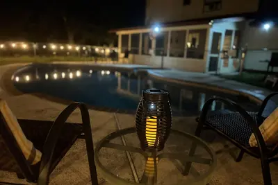 Image de Accueil w / piscine privée, près de Lackland, Sea World, Fiesta et lac sur un terrain boisé.