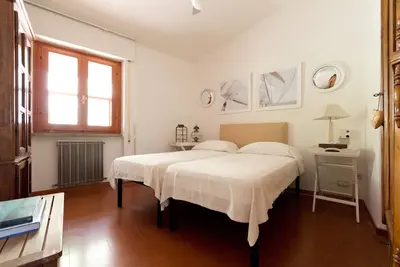 Image de Villa design avec splendide vue sur la baie de Punta Ala, deux terrasses et jardin.