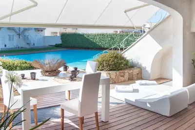 Image de Nouvelle maison en bord de mer avec piscine