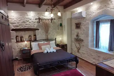 Maison traditionnelle très calme dans la nature, entourée d'oliviers