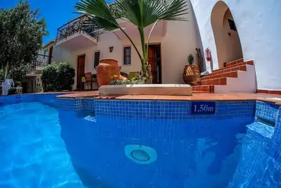 Image de Calergi 10 - Appartement en duplex de couleurs vives - Balcon avec vue sur la piscine