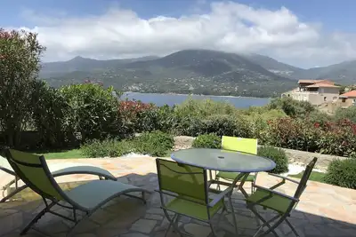2 pièces dans villa, calme, vue mer, proximité plages et centre ville
