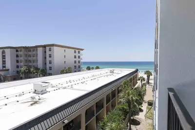 Image de Nouvelle liste! Condo en bord de mer avec vue partielle sur la plage. Piscine en bord de mer et centre de remise en forme sur place