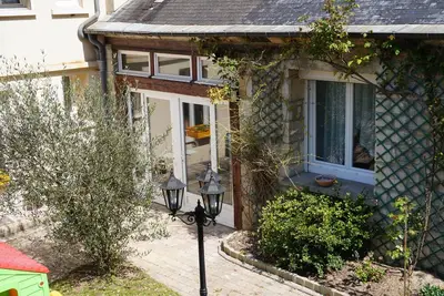 Image de Maison verdoyante proche aéroport, calme et reposant.