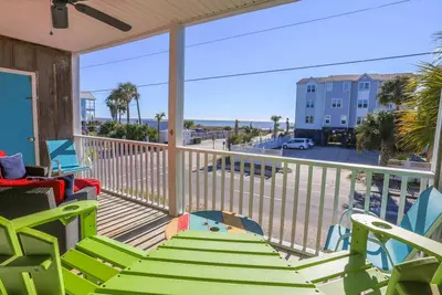 Image de Nouveau! 1 min de la plage. Détendez-vous et regardez le lever du soleil et les vagues déferlantes de notre balcon couvert!