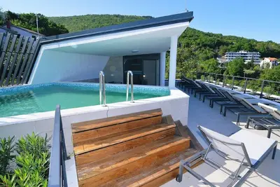 Lyxury Villa Apartment, piscine sur le toit, terrasse bien exposée, vue sur la mer, plage à 150m