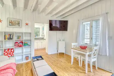 Image de Appartement Beachy au coeur d'Ocean Bay Park - chiens bienvenus!