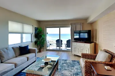 Image de Nouvelle liste! Condo sur la plage avec balcon privé et piscine en bord de mer. Près des magasins, des restaurants et plus encore!