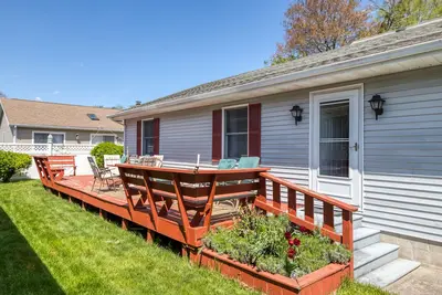 Image de Maison confortable dans un quartier calme avec terrasse - 3 pâtés de maisons de la plage, près de la ligne De!