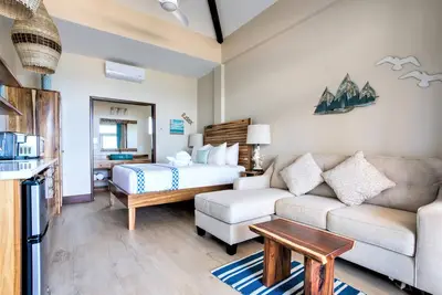 Image de Studio de luxe en bord de mer avec bar dans la piscine
