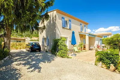 Image de Villa-3 ch-3 Sdb-3wc- jardin-parking clos-98 m2-2 min du village
