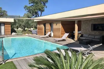Image de Villa en bois et pierre avec 3 chambres et une piscine, proche plages