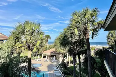 Image de Belle piscine Bronze avec une vue sur l'océan!
