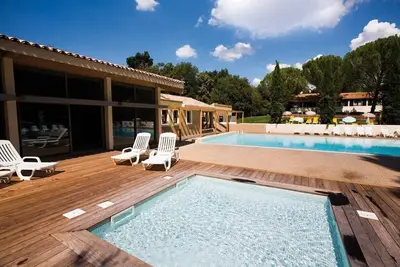 Image de Mobil Home confortable | Piscine, Salle de Fitness, Piscine intérieure et Spa!
