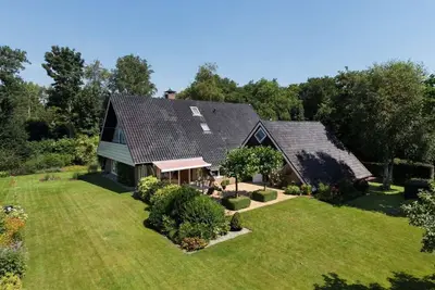 Belle maison familiale spacieuse et isolée dans une zone boisée