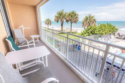 Image de Location de vacances en bord de mer, belle vue depuis le balcon au 2ème étage.