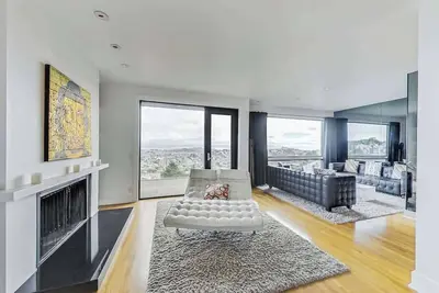 Image de Profitez de la vie de luxe à San Francisco, dans cette maison spacieuse et confortable avec des aménagements modernes, un parking gratuit dans la rue et des vues magnifiques.