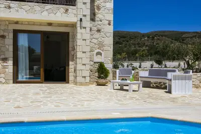 Image de Villa Ydria, avec un style unique artistique, traditionnel, architecture en pierre.