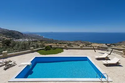 Image de Keramos Villa avec 4 chambres et piscine privée