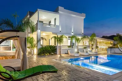 Villa Green Diamond - Piscine chauffée privée et jardin! 800m de la grande plage de sable fin!