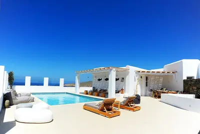 Image de Villa d'été avec une touche artistique près de Panormos