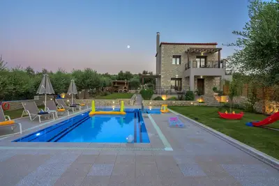Détendez-vous et profitez du soleil dans une villa au sol en pierre avec piscine privée et immense jardin