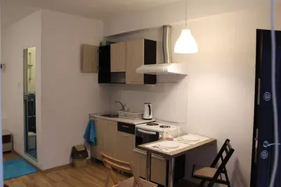 Image de appartement climatisé, à 800 m de Ndk, WiFi gratuit, kitchenette