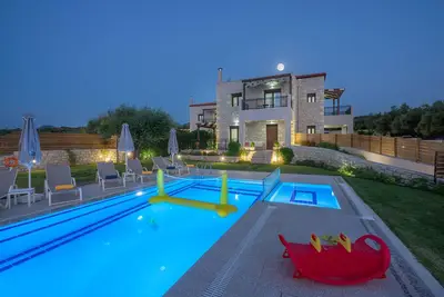 Détendez-vous et profitez du soleil dans une villa au sol en pierre avec piscine privée et immense jardin