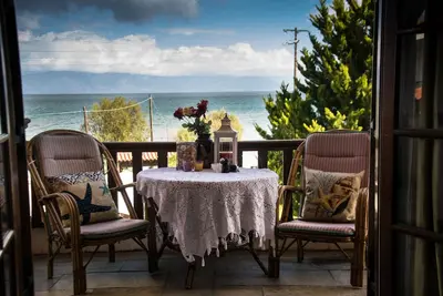 Villa à travers la mer