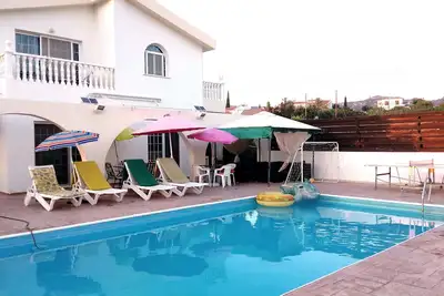 Image de Jours Heureux! RÉSERVEZ Vos Vacances De RÊVE Et Obtenez Une Voiture Gratuite, Free Air-Con, Free Wi-Fi